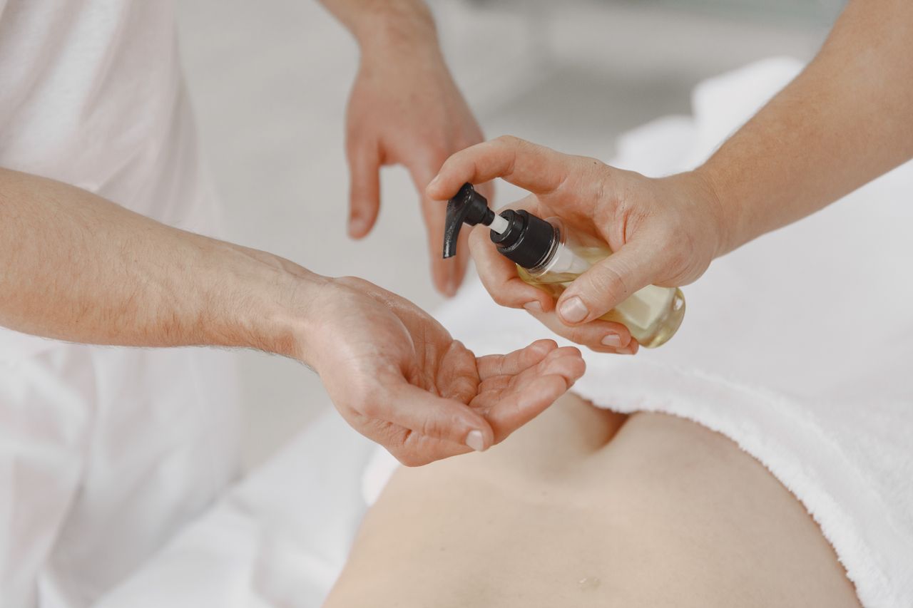 Therapist using aromatherapy oil during a Manhattan body rub